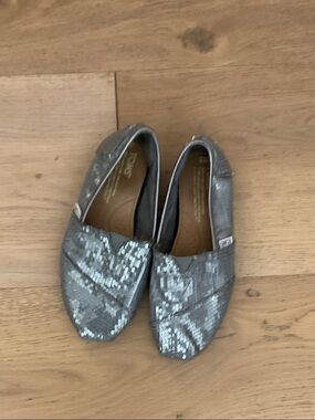 TOMS Women's Silver Sequin Classic Slip-On Loafers